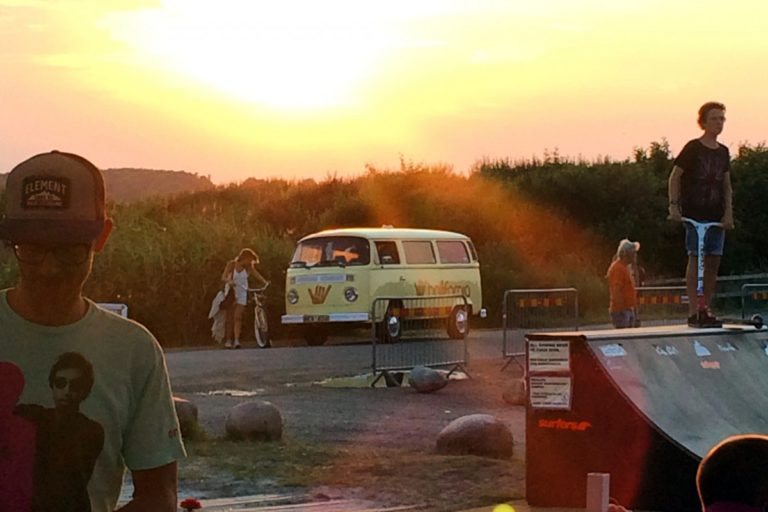 Longboard, bil, buss eller flyg? Så här tar du dig till Hallifornia.