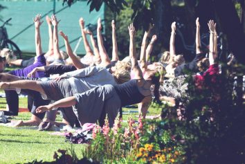 Yoga är en av grundstenarna på Hallispirit som är i socitetsparken